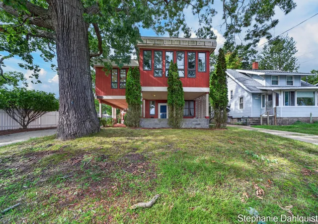 Photo 2 of Single family home for sale at 3135 Lakeshore Dr, Muskegon, MI 49441 | MLS# 71026048547 | Listing updated on 2026-09-11
