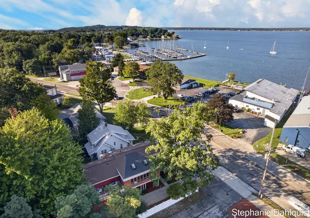 Photo 3 of Single family home for sale at 3135 Lakeshore Dr, Muskegon, MI 49441 | MLS# 71026048547 | Listing updated on 2026-09-11