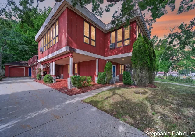 Photo 4 of Single family home for sale at 3135 Lakeshore Dr, Muskegon, MI 49441 | MLS# 71026048547 | Listing updated on 2026-09-11