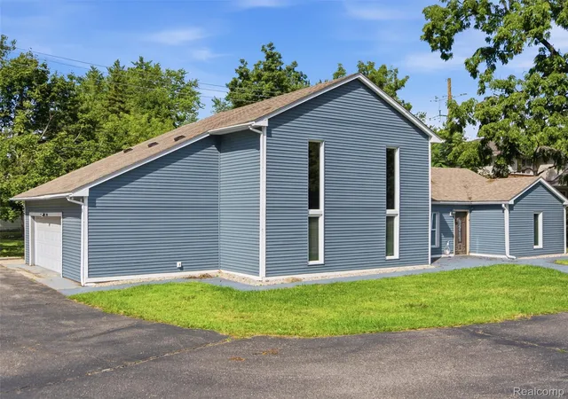 Photo 2 of Single family home for sale at 3700 Green Lake Rd, West Bloomfield, MI 48324 | MLS# 20261073590 | Listing updated on 2026-09-13