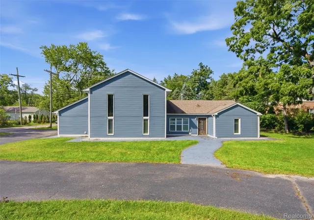 Photo 3 of Single family home for sale at 3700 Green Lake Rd, West Bloomfield, MI 48324 | MLS# 20261073590 | Listing updated on 2026-09-13