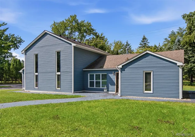 Photo 4 of Single family home for sale at 3700 Green Lake Rd, West Bloomfield, MI 48324 | MLS# 20261073590 | Listing updated on 2026-09-13