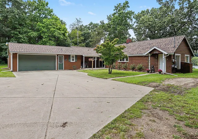 Single family home for sale at 732 Community Dr, Battle Creek, MI 49014 | MLS# 66026048565