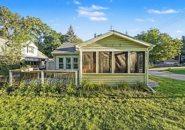 Photo 1 of Single family home for sale at 617 Wright St Ne, Grand Rapids, MI 49505 | MLS# 65026048585 | Listing updated on 2026-09-13