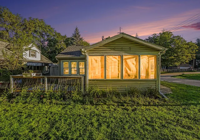 Photo 2 of Single family home for sale at 617 Wright St Ne, Grand Rapids, MI 49505 | MLS# 65026048585 | Listing updated on 2026-09-13