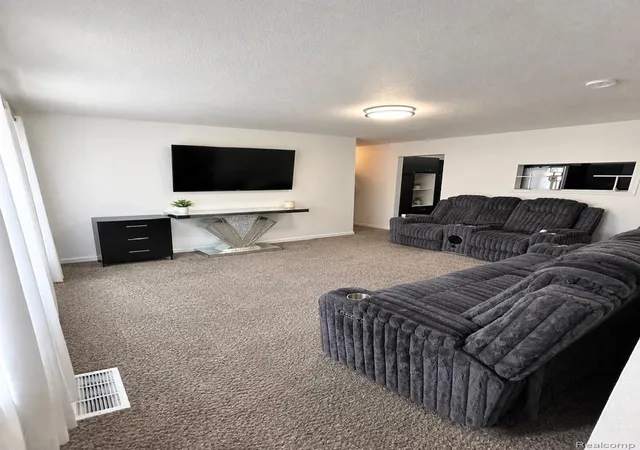 Photo 2 of Single family home for sale at 1622 Barbara Dr, Flint, MI 48504 | MLS# 20261073632 | Listing updated on 2026-09-12