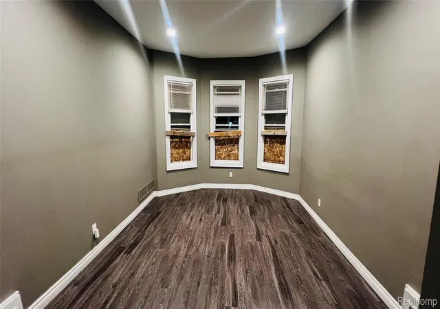 Listing Photo 5 - Condo for sale in building located at 233 Leicester Ct, Detroit, MI 48202