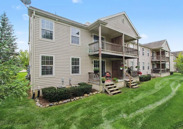 Listing Photo 2 - Condo for sale in building located at 301 Victoria Dr, Dexter, MI 48130 - Unit #