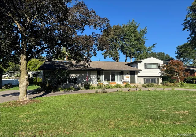 Photo 1 of Single family home for sale at 6820 White Pine Dr, Bloomfield Hills, MI 48301 | MLS# 20261073652 | Listing updated on 2026-10-11