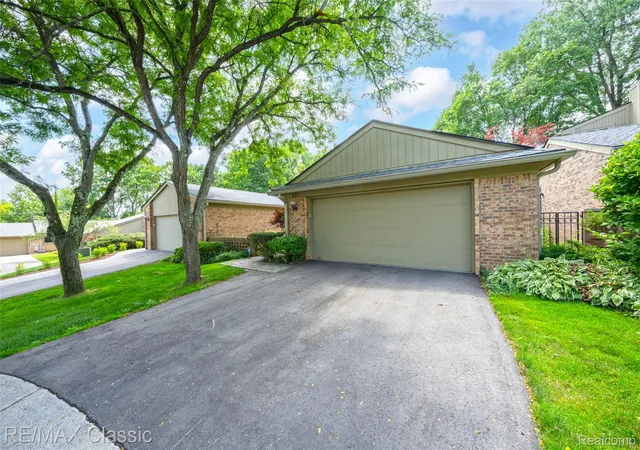 Listing Photo 4 - Condo for sale in building located at 727 Arbor Ct, Bloomfield Hills, MI 48304