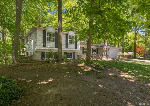 Photo 3 of Single family home for sale at 21257 Woodfarm Dr, Northville, MI 48167 | MLS# 20261073670 | Listing updated on 2026-10-18