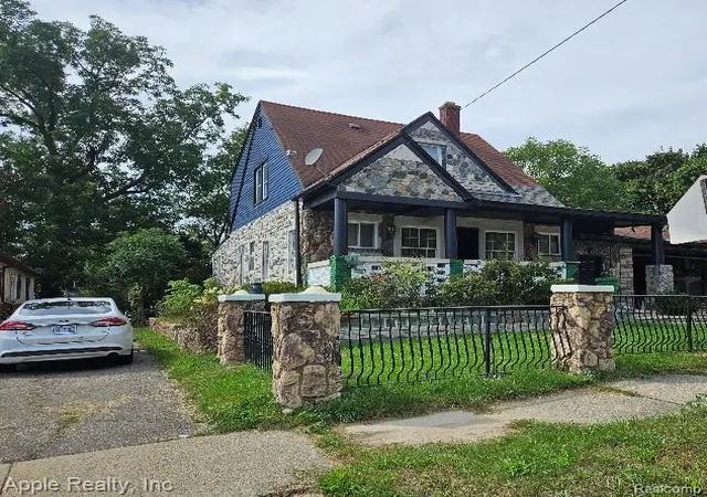 Photo 1 of Single family home for sale at 35 N Sanford St, Pontiac, MI 48342 | MLS# 20261073677 | Listing updated on 2026-10-07