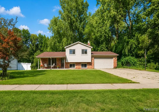 Photo 1 of Single family home for sale at 2877 Burgess Hl Dr, Waterford, MI 48329 | MLS# 20261073688 | Listing updated on 2026-10-04
