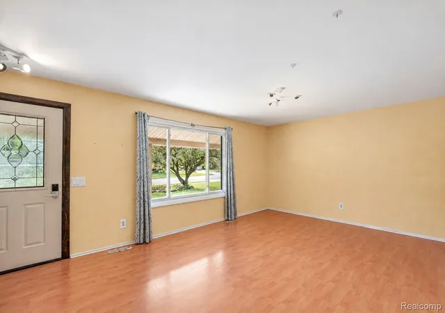 Photo 3 of Single family home for sale at 2877 Burgess Hl Dr, Waterford, MI 48329 | MLS# 20261073688 | Listing updated on 2026-10-04
