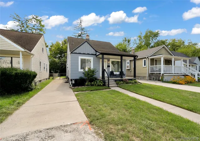 Photo 2 of Single family home for sale at 15611 Leona Dr, Redford, MI 48239 | MLS# 20261073712 | Listing updated on 2026-10-17