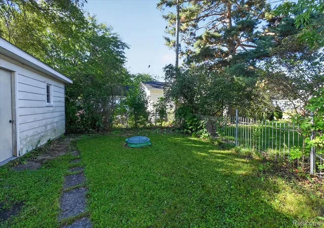 Photo 2 of Single family home for sale at 1737 Kollen St, Saginaw, MI 48602 | MLS# 20261073735 | Listing updated on 2026-10-26