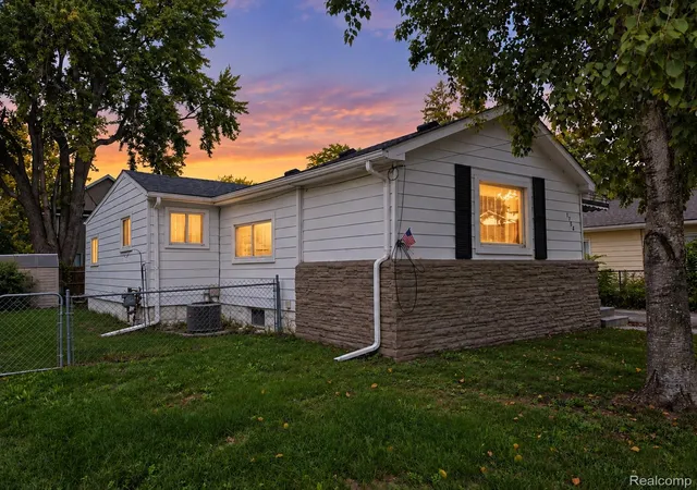 Photo 1 of Single family home for sale at 1754 Beechmont St, Keego Harbor, MI 48320 | MLS# 20261073779 | Listing updated on 2026-10-18