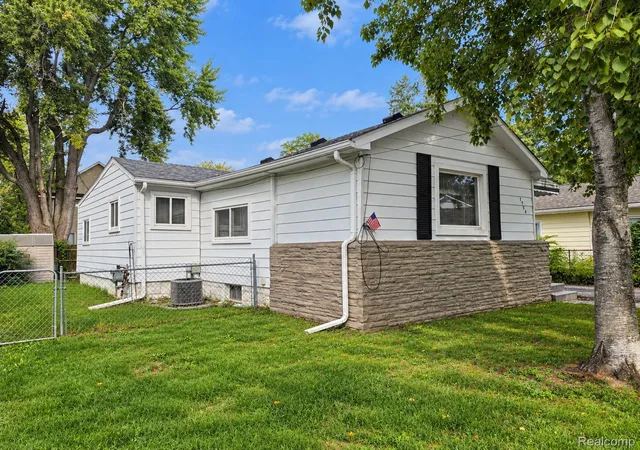 Photo 2 of Single family home for sale at 1754 Beechmont St, Keego Harbor, MI 48320 | MLS# 20261073779 | Listing updated on 2026-10-18