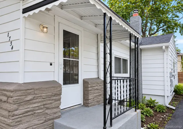 Photo 3 of Single family home for sale at 1754 Beechmont St, Keego Harbor, MI 48320 | MLS# 20261073779 | Listing updated on 2026-10-18