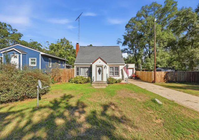 Photo 2 of Single family home for sale at 1424 West St, Muskegon, MI 49442 | MLS# 71026048773 | Listing updated on 2026-10-12