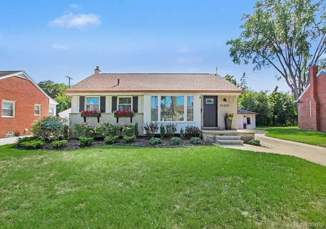 Photo 2 of Single family home for sale at 3721 Ravena Ave, Royal Oak, MI 48073 | MLS# 20261073938 | Listing updated on 2026-10-17