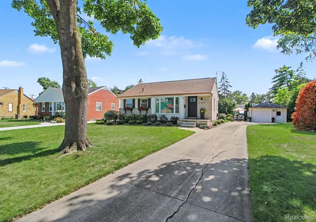 Photo 3 of Single family home for sale at 3721 Ravena Ave, Royal Oak, MI 48073 | MLS# 20261073938 | Listing updated on 2026-10-17