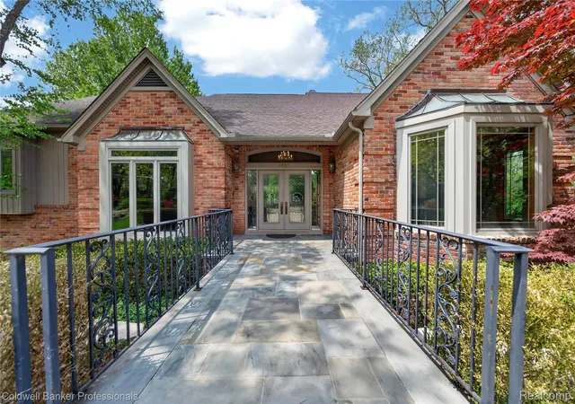 Photo 2 of Mansion for sale at 2076 Shore Hl Ct, West Bloomfield, MI 48323 | MLS# 20261073941 | Listing updated on 2026-10-08