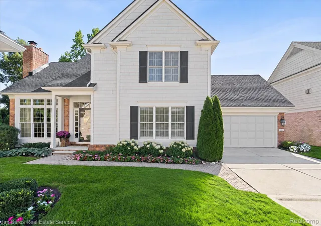 Listing Photo 1 - Condo for sale in building located at 936 Lochmoor Pl, Grosse Pointe Woods, MI 48236