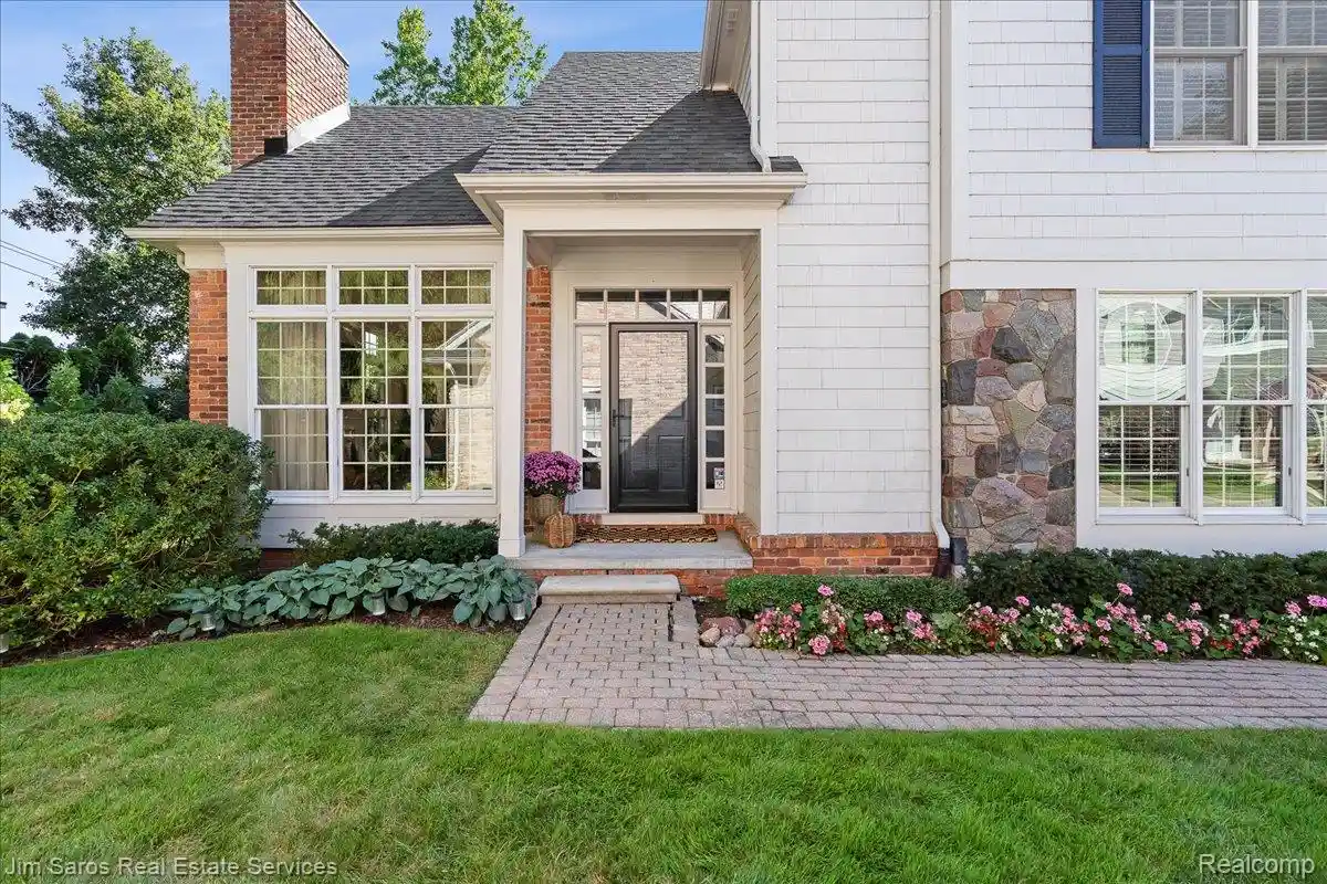 Listing Photo 1 - Condo for sale in 936 Lochmoor Pl located at 936 Lochmoor Pl, Grosse Pointe Woods, MI 48236 - Unit 936 Lochmoor Pl