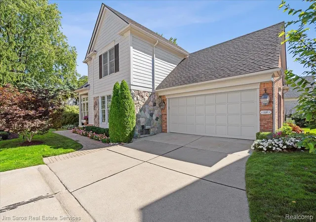 Listing Photo 3 - Condo for sale in building located at 936 Lochmoor Pl, Grosse Pointe Woods, MI 48236