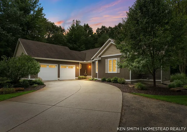 Photo 1 of Single family home for sale at 1876 Columbus St, Holland, MI 49424 | MLS# 65026048803 | Listing updated on 2026-10-07
