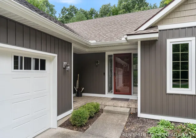 Photo 2 of Single family home for sale at 1876 Columbus St, Holland, MI 49424 | MLS# 65026048803 | Listing updated on 2026-10-07