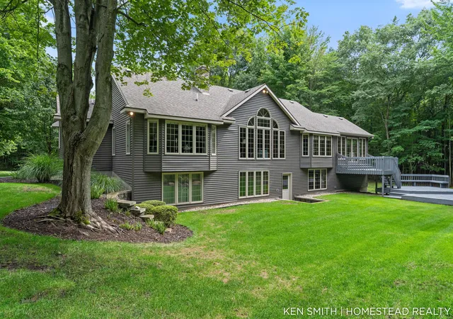 Photo 3 of Single family home for sale at 1876 Columbus St, Holland, MI 49424 | MLS# 65026048803 | Listing updated on 2026-10-07