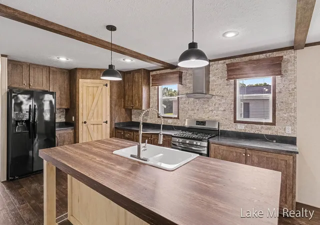 Photo 2 of Single family home for sale at 104 Gardens Blvd Nw, Grand Rapids, MI 49534 | MLS# 65026048805 | Listing updated on 2026-10-18