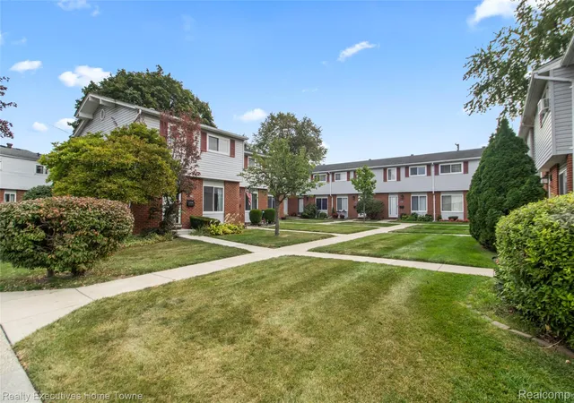 Listing Photo 1 - Condo for sale in building located at 27962 Eastwick Sq, Roseville, MI 48066
