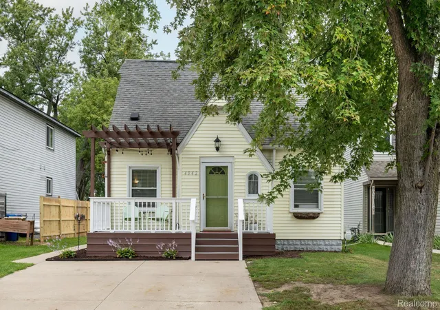 Photo 2 of Single family home for sale at 4042 Louella Dr, Waterford, MI 48329 | MLS# 20261074038 | Listing updated on 2026-10-18