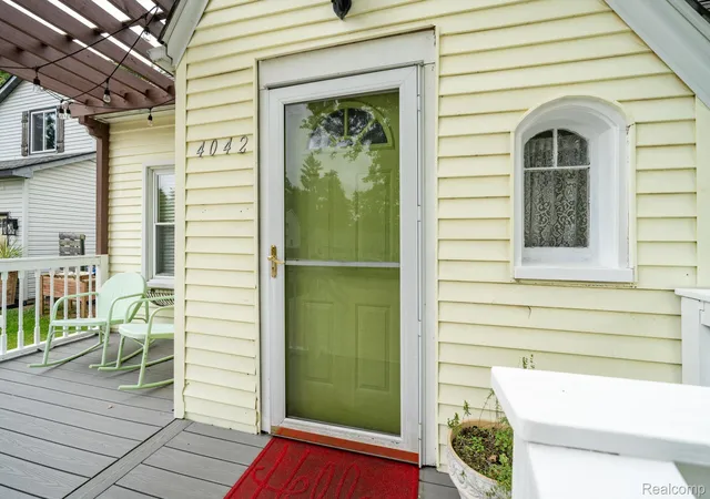 Photo 3 of Single family home for sale at 4042 Louella Dr, Waterford, MI 48329 | MLS# 20261074038 | Listing updated on 2026-10-18