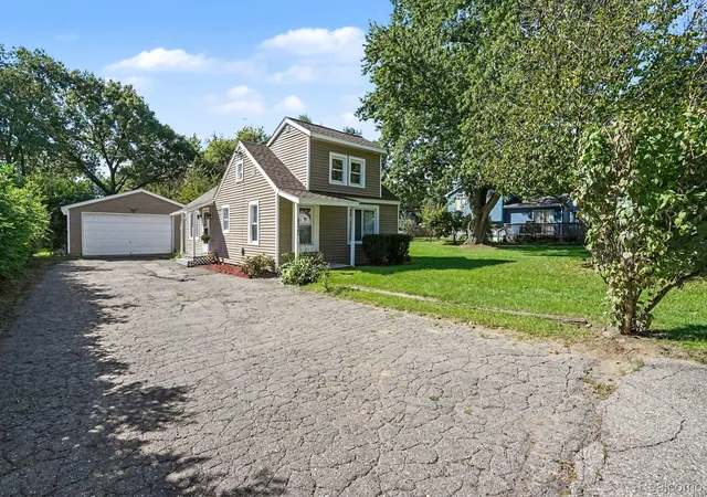 Photo 3 of Single family home for sale at 4133 Lanco Ct, Waterford, MI 48329 | MLS# 20261074056 | Listing updated on 2026-10-18