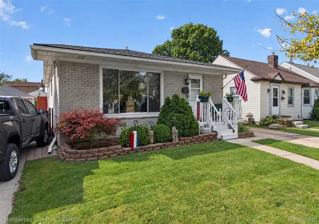 Photo 2 of Single family home for sale at 6746 Robinson Ave, Allen Park, MI 48101 | MLS# 20261074116 | Listing updated on 2026-10-11