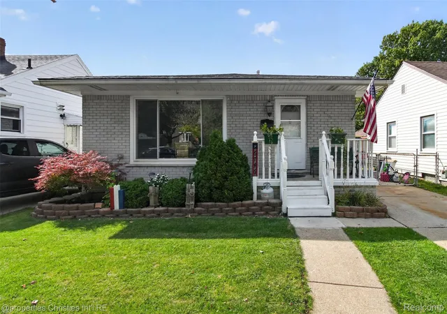 Photo 3 of Single family home for sale at 6746 Robinson Ave, Allen Park, MI 48101 | MLS# 20261074116 | Listing updated on 2026-10-11