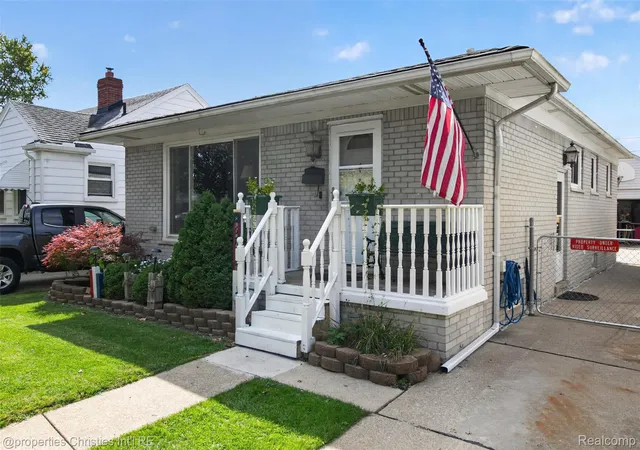Photo 3 of Single family home for sale at 6746 Robinson Ave, Allen Park, MI 48101 | MLS# 20261074116 | Listing updated on 2026-10-11