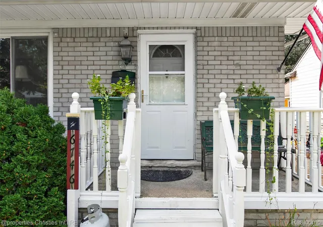 Photo 4 of Single family home for sale at 6746 Robinson Ave, Allen Park, MI 48101 | MLS# 20261074116 | Listing updated on 2026-10-11
