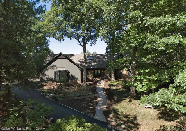 Photo 2 of Single family home for sale at 2918 Shannon Dr, Oakland, MI 48363 | MLS# 20261074143 | Listing updated on 2026-10-10