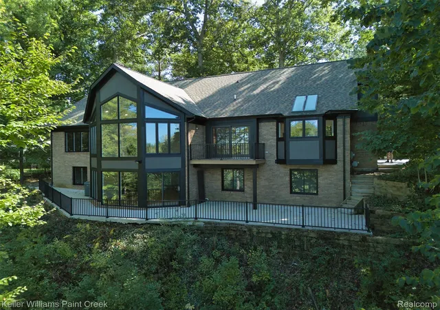 Photo 3 of Single family home for sale at 2918 Shannon Dr, Oakland, MI 48363 | MLS# 20261074143 | Listing updated on 2026-10-10