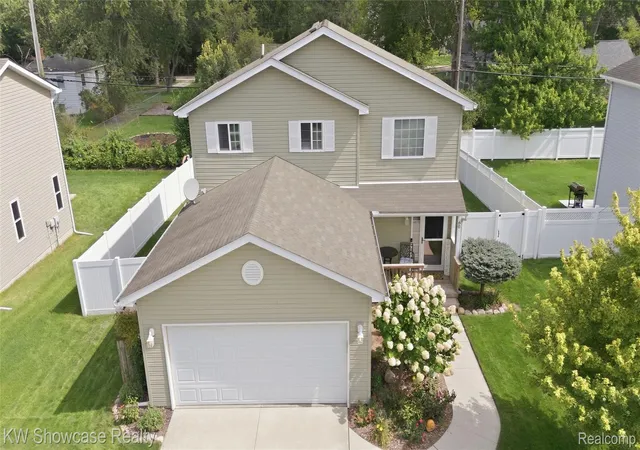 Photo 1 of Sale Pending at 60 Fountain Park Dr, Waterford, MI 48327 | MLS# 20261074156 | Listing updated on 2026-10-18