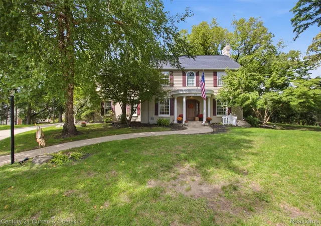 Photo 3 of Single family home for sale at 215 Vorn Ln, Bloomfield Hills, MI 48301 | MLS# 20261074159 | Listing updated on 2026-10-19