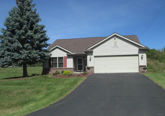 Photo 2 of Single family home for sale at 2304 Woodridge Dr, Adrian, MI 49221 | MLS# 56050221748 | Listing updated on 2026-10-14
