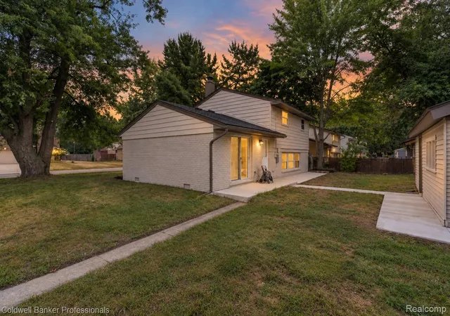 Photo 3 of Single family home for sale at 18300 Melvin St, Livonia, MI 48152 | MLS# 20261074241 | Listing updated on 2026-10-13