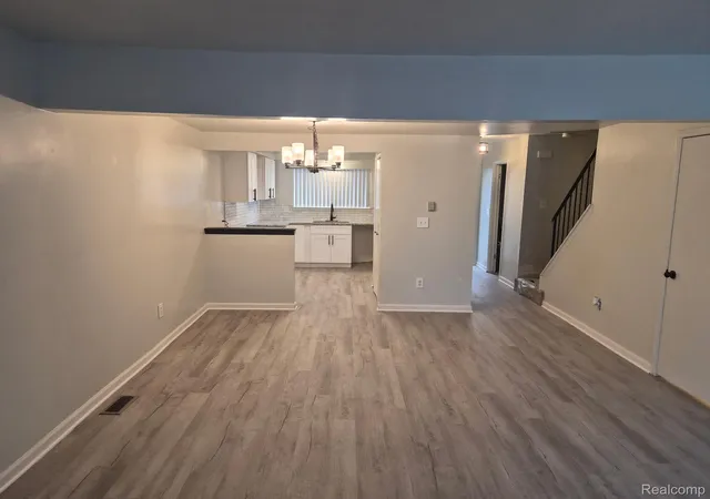 Listing Photo 2 - Condo for sale in building located at 15940 W 11 Mile Rd, Southfield, MI 48076