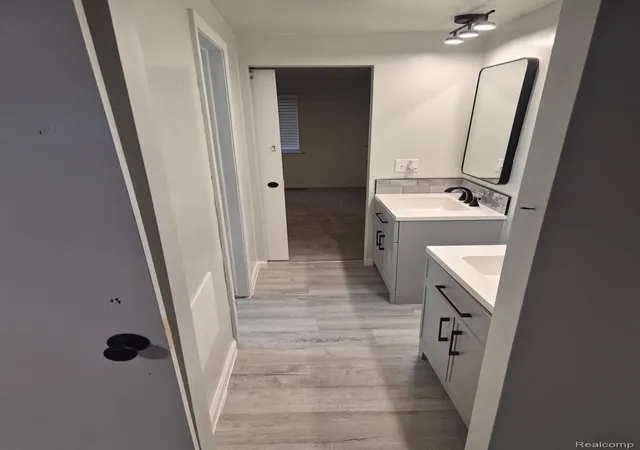 Listing Photo 4 - Condo for sale in building located at 15940 W 11 Mile Rd, Southfield, MI 48076